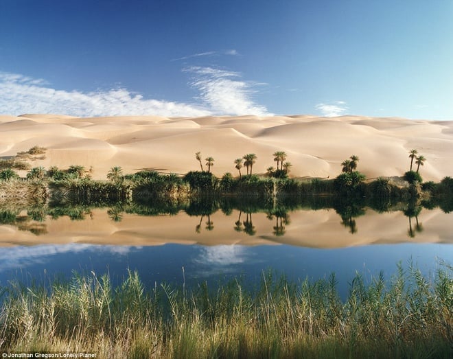 Nổi lên giữa sa mạc Sahara là ốc đảo Gaberoun (Idehan Ubari, Libya) với cảnh quan xanh tươi của cây cối và hồ nước. Tuareg là bộ lạc hiếm hoi sinh sống ở khu vực này.